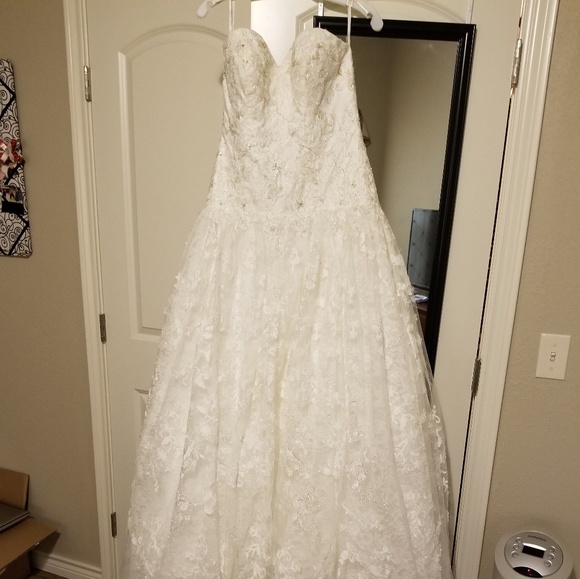 Wedding gown - Picture 2 of 2